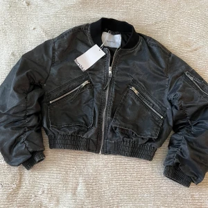 bomberjacka  - jätte fin, ny med prislapp 🤍