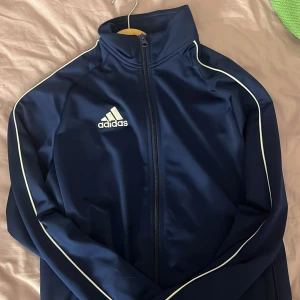 Adidas High neck - Adidas High neck, bra skick, som ny Pris kan diskuteras 