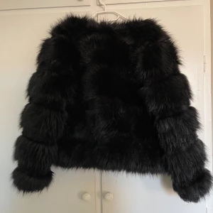 Jacka  - Säljer nu min jätte fina fluffiga jacka, har knappt använt den och den är i jätte fint skick, priset kan diskuteras vid snabb affär:)) 