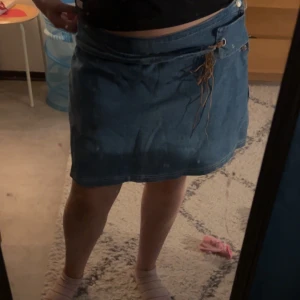 Jeans kjol - Den är i väldigt bra skick den har också inbyggda byxor under kjolen