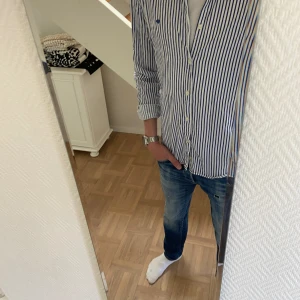 Morris skjorta - Säljer denna sjuuukt snygga skjorta från Morris i storlek 40, vilket motsvarar ungefär M! Skjortan är i fint skick och passar perfekt nu till sommaren! Vid minsta fundering eller fråga är det bara att skriva!