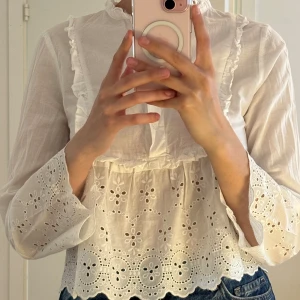 Zara blus  - Säljer en vit superfin blus från zara i storlek XS! Superbra skick, inga defekter ❤️
