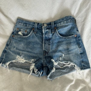 Levis jeansshorts  - Säljer då dem är aningen försmå!! 