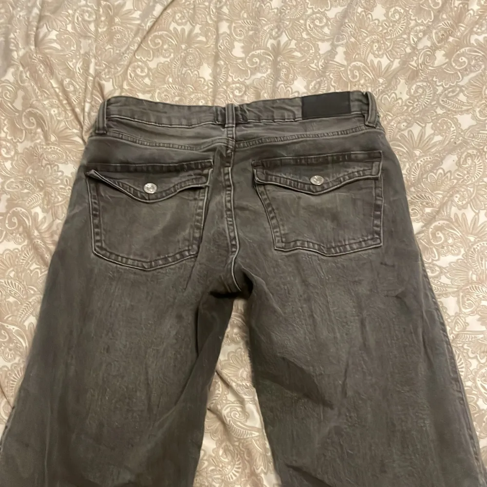 Gråa jeans som jag beställde kom i fel storlek, har använt ett par ggr. Jeans & Byxor.