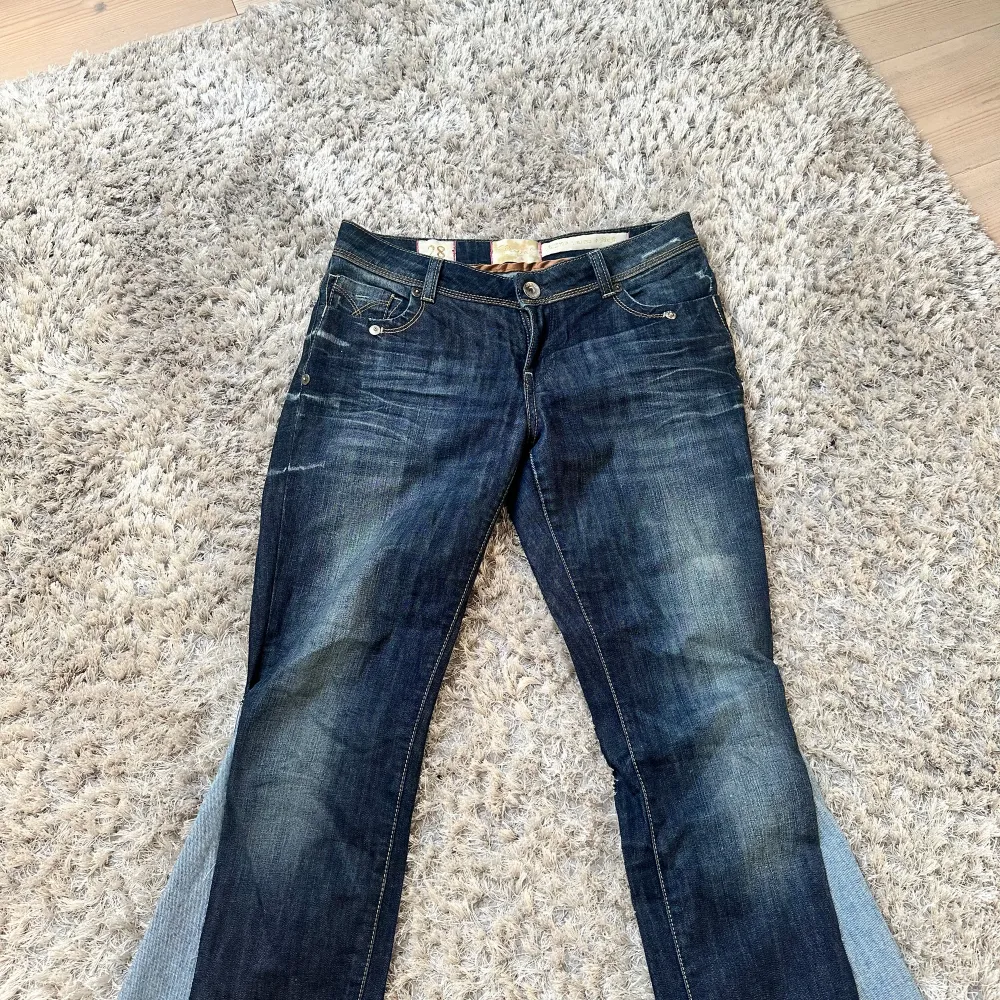 Ett par utsvängda jeans med snygga detaljer på fickorna! Egensydda så att de blir utsvänga men väldigt coola!  Midjemått: 38 cm Innerbenslängd: ca 72 cm  Skriv för mer info!💘. Jeans & Byxor.