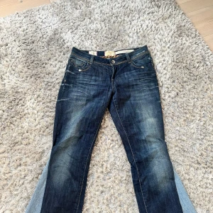 Utsvängda Jeans - Ett par utsvängda jeans med snygga detaljer på fickorna! Egensydda så att de blir utsvänga men väldigt coola!  Midjemått: 38 cm Innerbenslängd: ca 72 cm  Skriv för mer info!💘