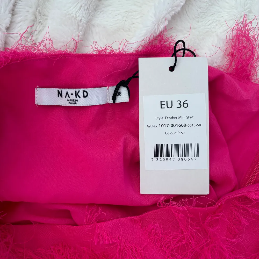Säljer min rosa kjol med fjädrar på. Från NA-KD aldrig använd. Storlek 36. Köparen står för frakten 🩷. Kjolar.