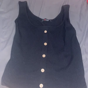 Topp  - Den är i storlek s men den är lite lös på mig vid brösten men annars jätte fin på sommaren och användt den några ggr 