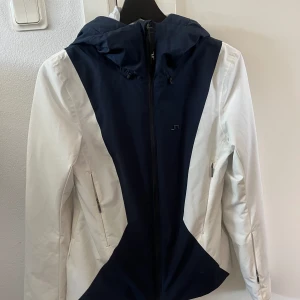 Skidjacka från J.Lindeberg - En snygg och grym skidjacka i stl xs från J.Lindeberg! Har använts Max 2 gånger så den är i nyskick! Köpte den för 2800 mitt pris 1000💞