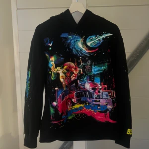 LIMITED VLONE x JUICE WRLD HOODIE - ALDRIG använd Vlone x Juice WRLD Hoodie. Köpt från Juice WRLDs hemsida. Kvitto finns. Väldigt rare.