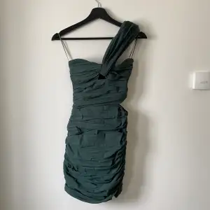 Grön klänning från zara endast använd en gång💚💚öppen lite vid magen