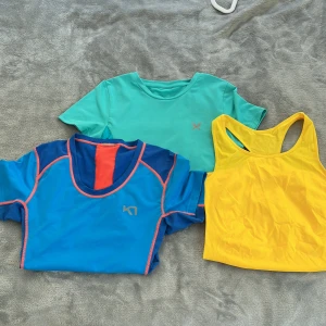 Kari Traa träningskläder - Ett gult linne, två t-shirts, och två shorts i olika färger från Kari Traa. Väldigt färgglada och fina träningskläder. Shortsen är XS, linnet är också XS men passar både S och M. T-shirtsen är S/M. Skriv om separata plagg önskas, 90kr/plagg. 