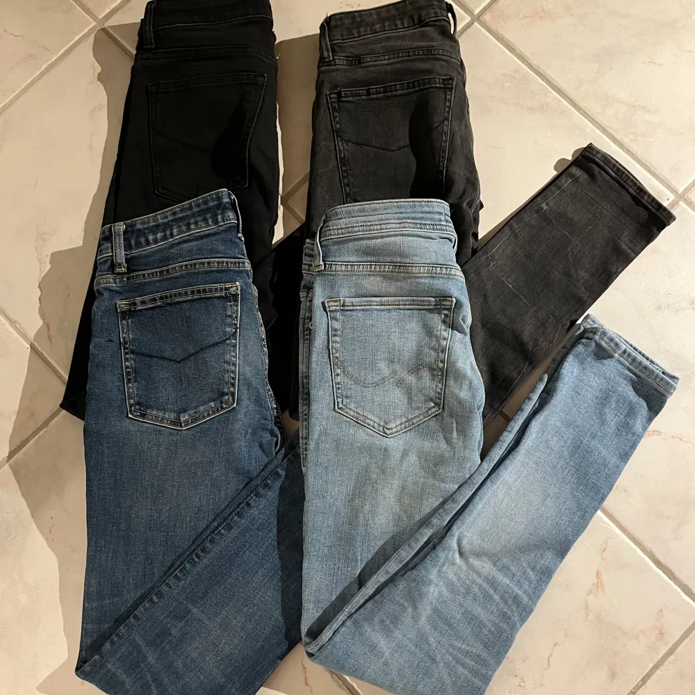 Riktigt feta Jack & Jones och 3 par Crocker jenas! Vi säljer dessa 4 jenas enskilt (finns på vårt konto) men även här i ett paket för ett väldigt bra pris. Alla jeans passar bäst till dig som är hyfsat smal och runt 165-180 cm lång. Storlekar finns. . Jeans & Byxor.