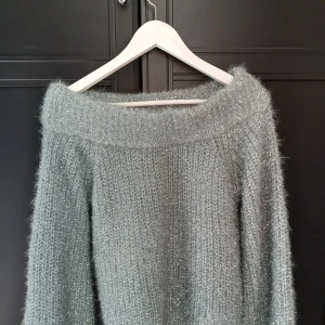 Fest-tröja - Grågrön färg plus silver glittret. Den är skönt o sticks inte. Kan vara Lite varm av sig.  Använd en gång på en avslutning.I jättebra skick. 