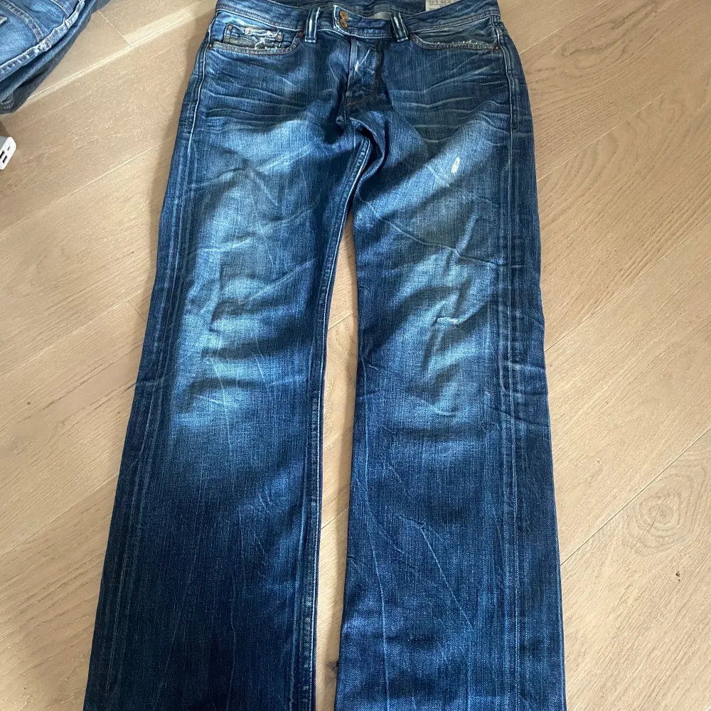 Baggy diesel jeans. Lite små slitna (som dem modellen är ) men Inga hål . Jeans & Byxor.