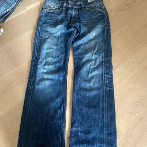 Baggy Diesel jeans - Baggy diesel jeans. Lite små slitna (som dem modellen är ) men Inga hål 