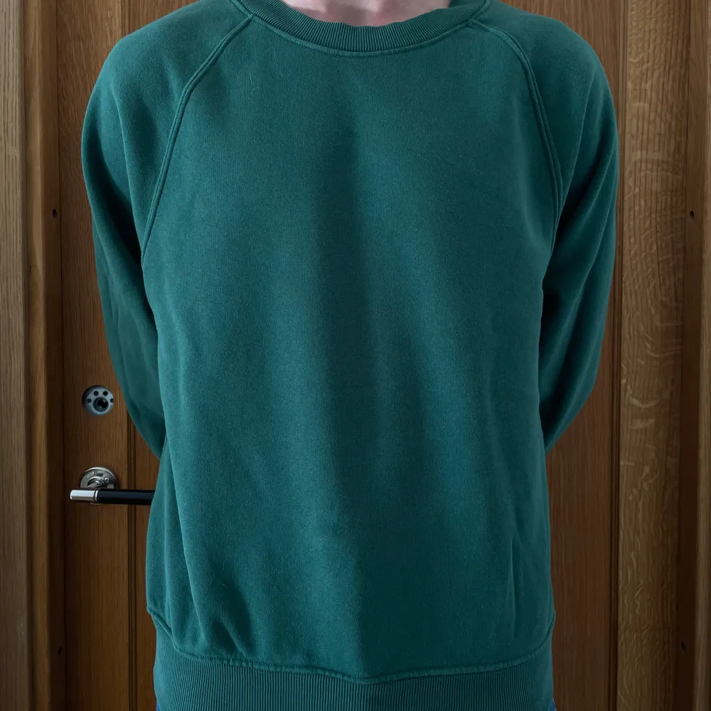 Säljer denna sköna tröja i storlek M från H&M. Nästan helt oanvänd så skick 9/10. Passar mig bra (185cm & 80kg). Säljer för 199kr, har du frågor är det bara att skriva!🤙. Tröjor & Koftor.