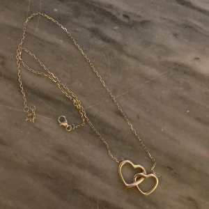 Äkta silver halsband - Fint silver halsband med två hjärtan , extremt fint!! Använt fåtal gånger! Och i fint skick!