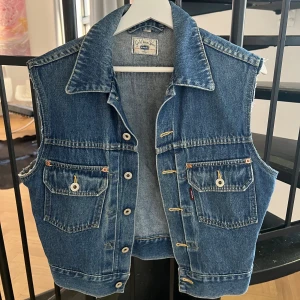 Fin jeansjacka💕 - Kortärmad jeansjacka perfekt nu till sommaren💘Skriv för mer info, pris går att diskutera💖Köparen står för frakt💕