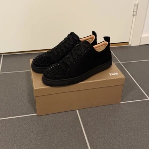 Christian Louboutin skor - Finns inne ett till par Christian Louboutin skor i storlek 42, dessa är helt nya och kvitto följer med!