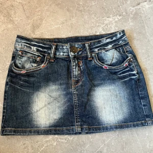 Vintage lågmidjad jeanskjol💘 - Perfekta kjolen nu till sommaren💕 Midja rakt över: 35 Hela kjolens längd: 30  Skriv för mer info, pris kan diskuteras💘Köparen står för frakt💖