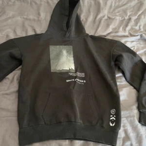 Hoodie - Säljer den då den har blivit för liten och inte använt på över 1 år   Kan såklart gå ner i pris.