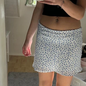 hm kjol - kjol från hm i strl 38 helt ny med prislapp kvar frågor? skriv till mig så löser vi💗