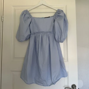 Blå kort klänning med puffärm  - Säljer denna blå korta klänningen med puffärm ifrån boohoo. Endast använd 1 gång så i gott skick. Strl 34 och säljer  för 125kr 