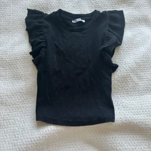 Volang topp - Fin Volangtopp frön zara. Säljer pågrund av att den inte kommer till användning😍