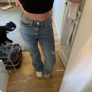 Fina jeans från Monki, högmidjade bootcut modell 💕