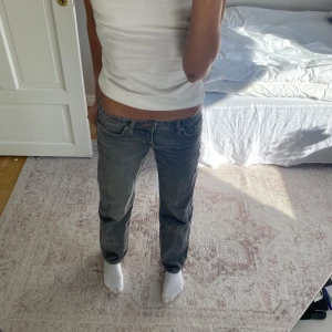 Låg missade jeans - weekday - Säljer dessa skit snygga jeans från weekday💕 Lågmidjade i storlek 24/32 Midja: 36 cm rakt över Innerbenslängd: 79cm
