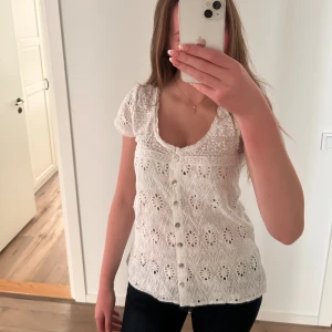 Söt Fira blus - Supersöt spetstopp från Fira. Nypris 1000 kr. Aldrig använd. Strl M men passar på S.