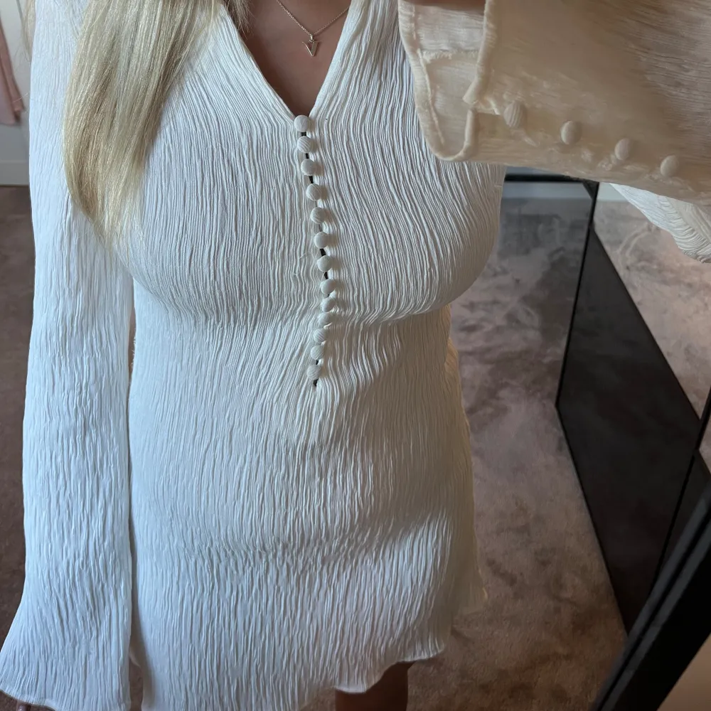 Så fin vit klänning perfekt till skolavslutningen💕. Klänningar.
