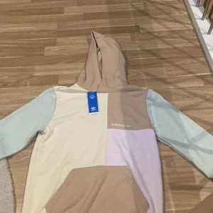 Helt ny adidas tröja  - Helt ny adidas tröja som jag kan gå ner i pris 