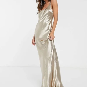 BALKLÄNNING - Säljer denna superfina balklänning i storlek 36 som jag tidigare köpt här på plick men hittade en annan klänning som jag gillade mer🙌🏻