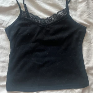 Linne - Svart linne med spetts i bra skick. Säljer eftersom den inte kommer till användning.