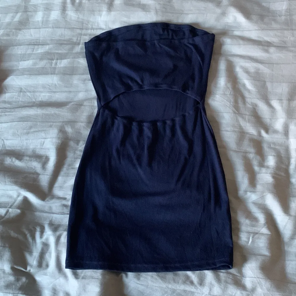 Säljer denna klänning för att den är för liten. Den är lite öppen i ryggen. Använd fåtal gånger och är i bra skick💗. Klänningar.