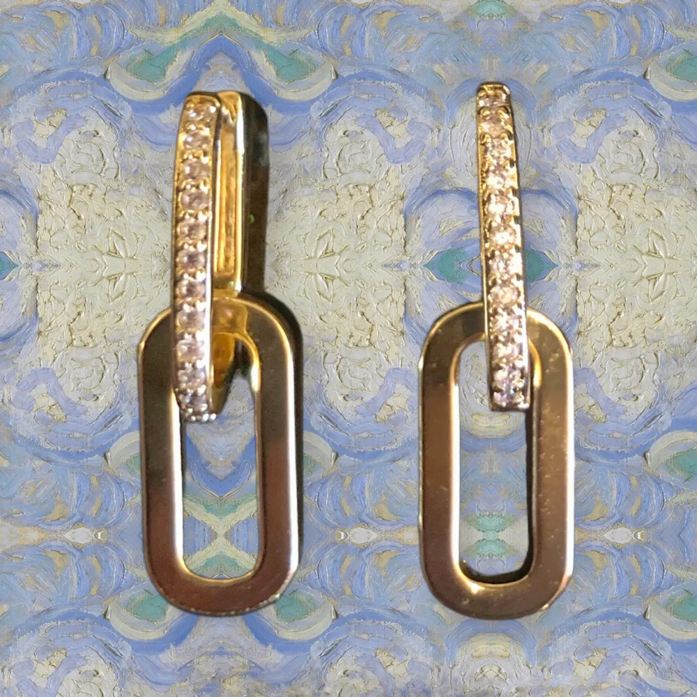 Säljer liknande ANIs örhängen ”Chain Earrings pavé”, pris:1050kr.Här har du chansen att köpa liknande billigt🤩Första bilden är min, guldpläterade koppar med zirkon-stenar. Ani är svenskt & designade av Bianca Ingrosso & hennes bästa vän Lovisa Worge. Accessoarer.