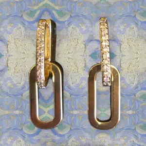 Säljer liknande ANIs örhängen ”Chain Earrings pavé”, pris:1050kr.Här har du chansen att köpa liknande billigt🤩Första bilden är min, guldpläterade koppar med zirkon-stenar. Ani är svenskt & designade av Bianca Ingrosso & hennes bästa vän Lovisa Worge