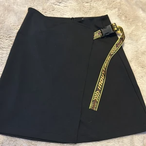 Kjol - Använd 1 gång ungefär. Inga skador/fläckar. 