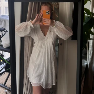 Sommar klänning  - Säljer super fin klänning perfekt till sommaren!   Funkar både för s,m och L  Snyggt med ett bälte 