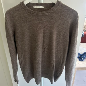 A days march tröja - Stilren tröja från A Days March. Storlek L i grunden men krympts till en small i tvätten.