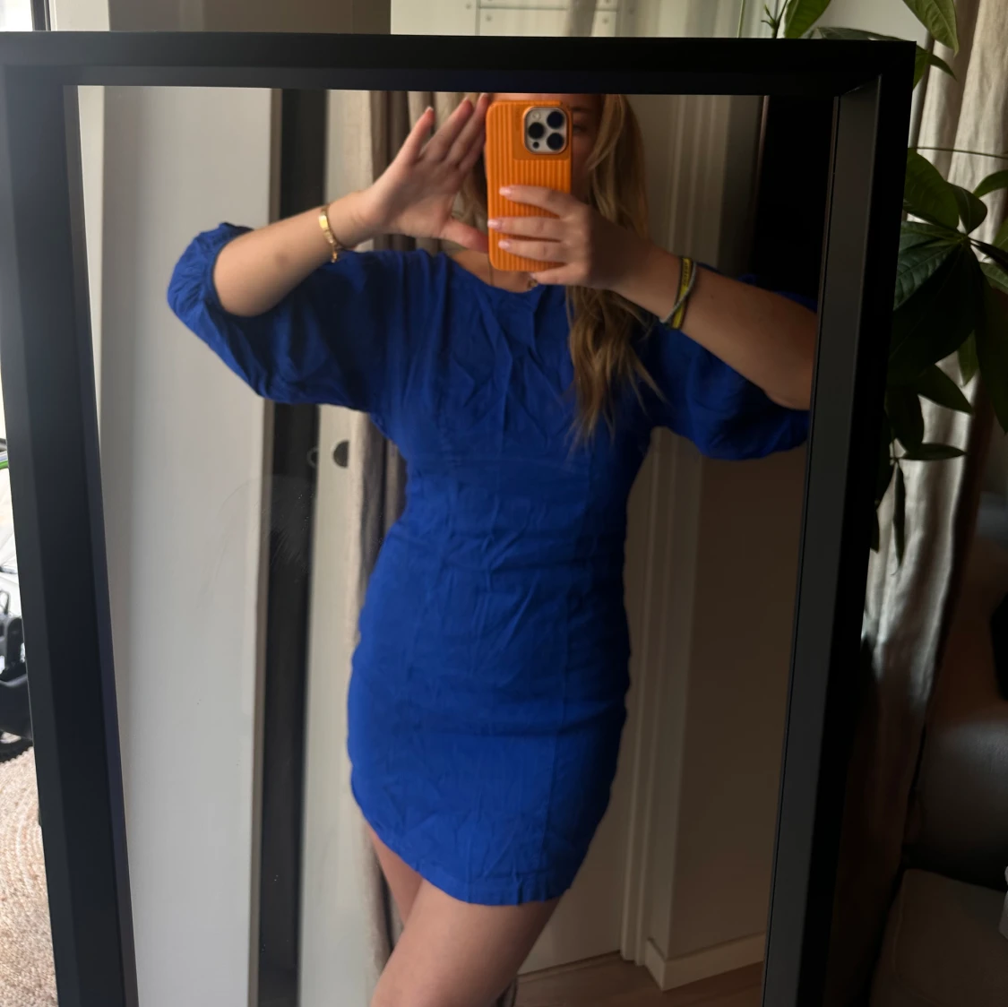 Klänning med öppen rygg 