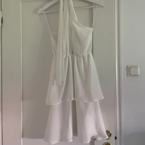 Studentklänning  - Super fin studentklänning som bara är använd en gång på en skolavslutning. Helt nyskick! Finns inte kvar längre på ginatricot. Köpt för 500!