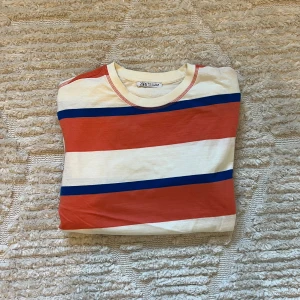 Zara T-shirt  - Somrig och fin T-shirt. Använd varsam och få tecken på användning. 😊