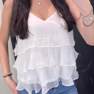 Vit volang linne - Funderar på att sälja denna fina topp som jag nyligen köpte från vero moda men kan inte lämna tillbaka den för har tappat bort kvittot, inga defekter eller fläckar, kan tänka mig att sänka priset lite vid snabbaffär, priset + frakten 