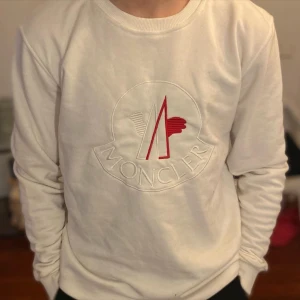 Moncler tröja vit - Hej! Endast storlek XXL som är kvar! 