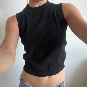 Svart topp - Vet inte märket och finns ingen lapp på tröjan. Skulle säga att den passar storlek Xs-M beroende på vad man vill ja för pass form, jag är en storlek S. 