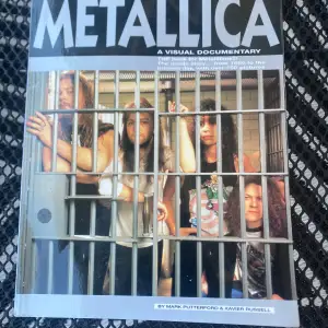 Metallica bok/tidning som är bra för människor som är intresserade av att lära sig om grunden av bandet Metallica. Boken handlar om hur bandet varit sen 1980 till idag. Det är över 150 bilder i boken❤️
