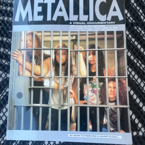 METALLICA dokumentary - Metallica bok/tidning som är bra för människor som är intresserade av att lära sig om grunden av bandet Metallica. Boken handlar om hur bandet varit sen 1980 till idag. Det är över 150 bilder i boken❤️